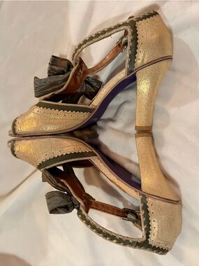 KENSIE Beloved metallic gold with blue/green metallic ribbon tie peep toe heel